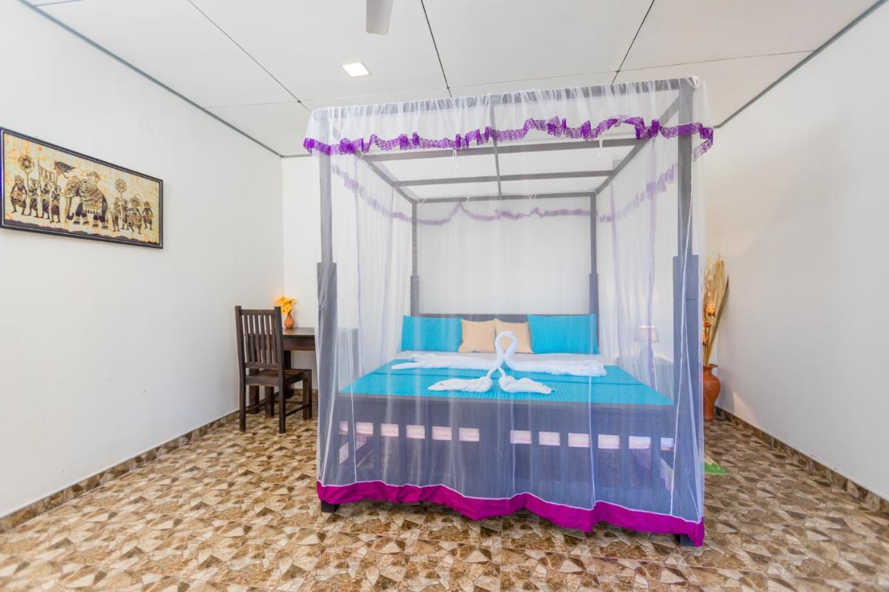 Rock Violet Lakefront Cabanas & Restaurent تانجالي المظهر الخارجي الصورة