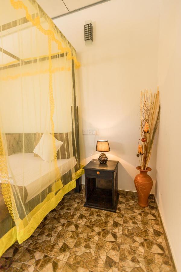 Rock Violet Lakefront Cabanas & Restaurent تانجالي المظهر الخارجي الصورة